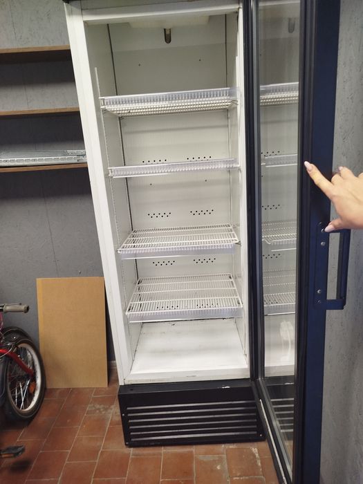 Продам холодильник вітрину для напоїв