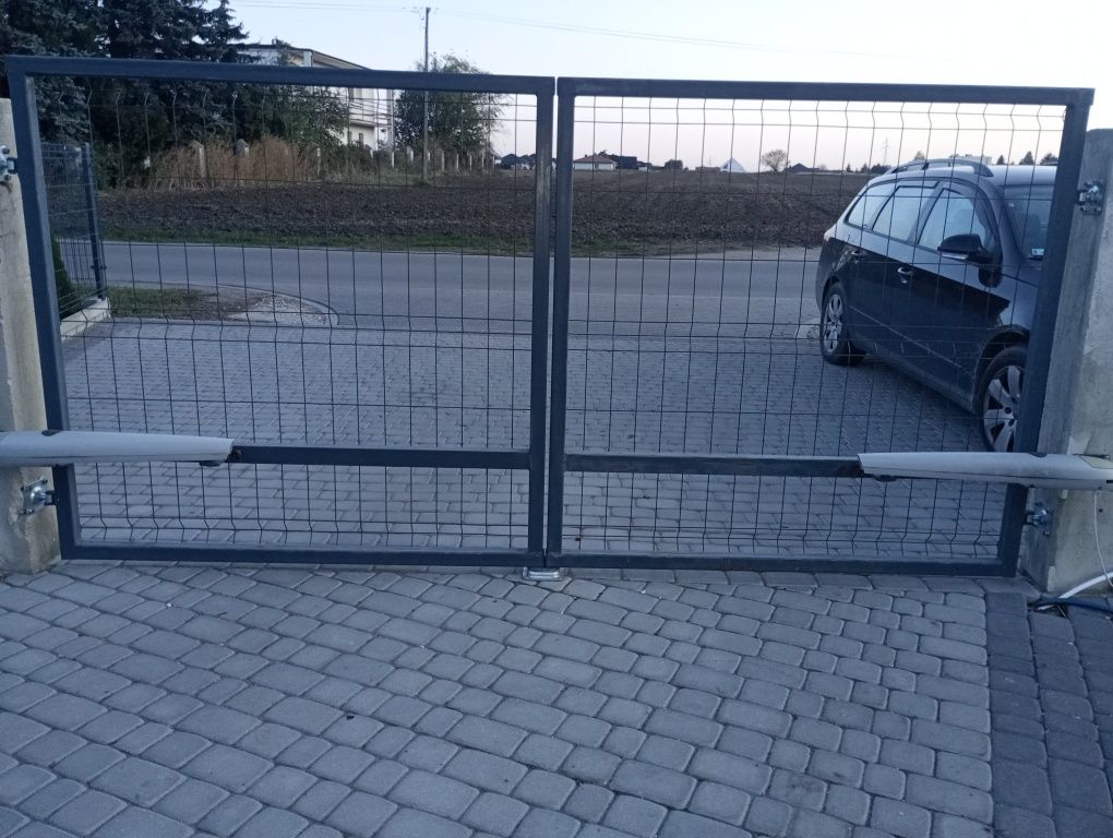 Sprzedam bramę furtkę i zawiasy.