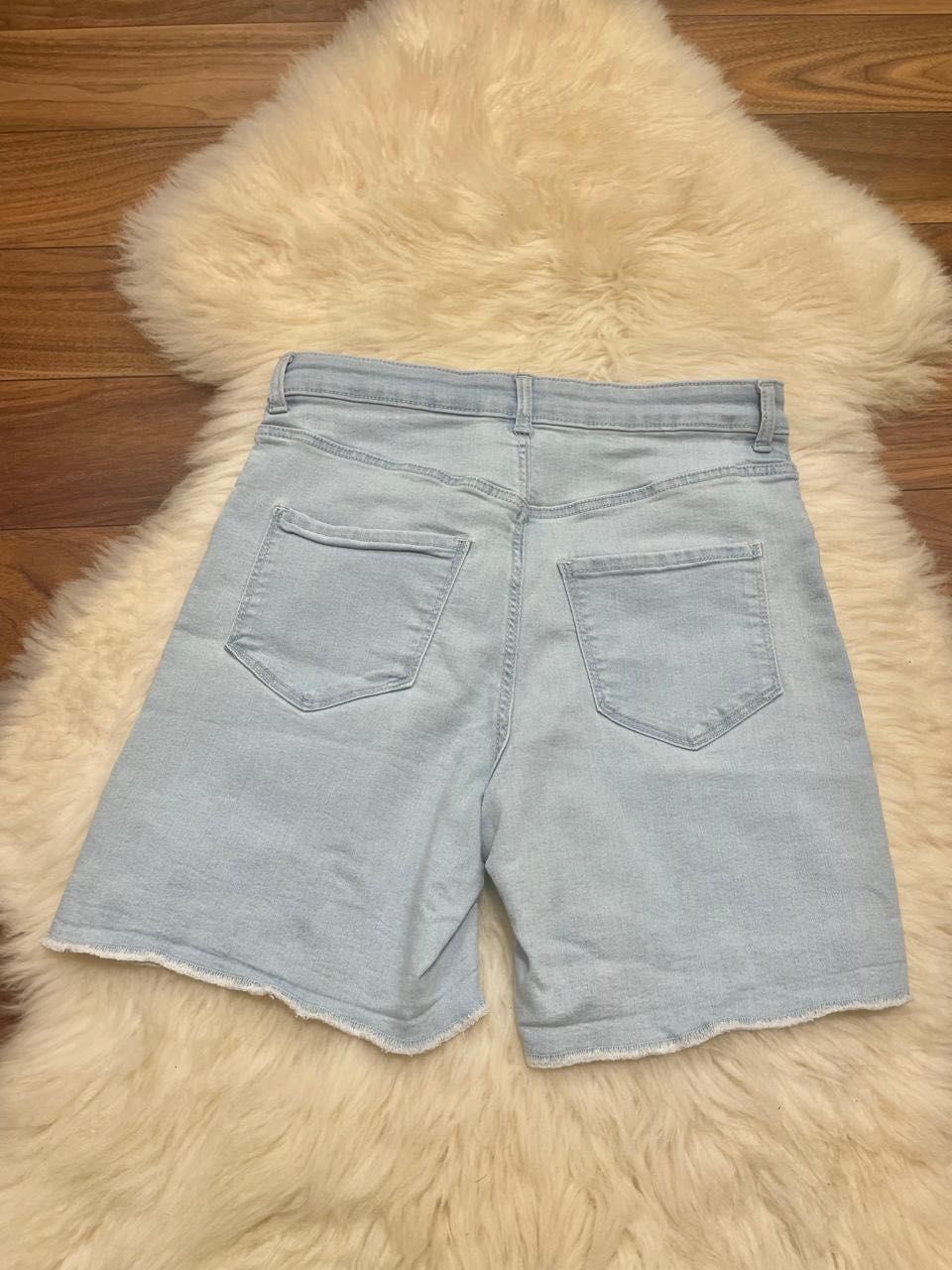 Женские джинсовые шорты размер S (новые)