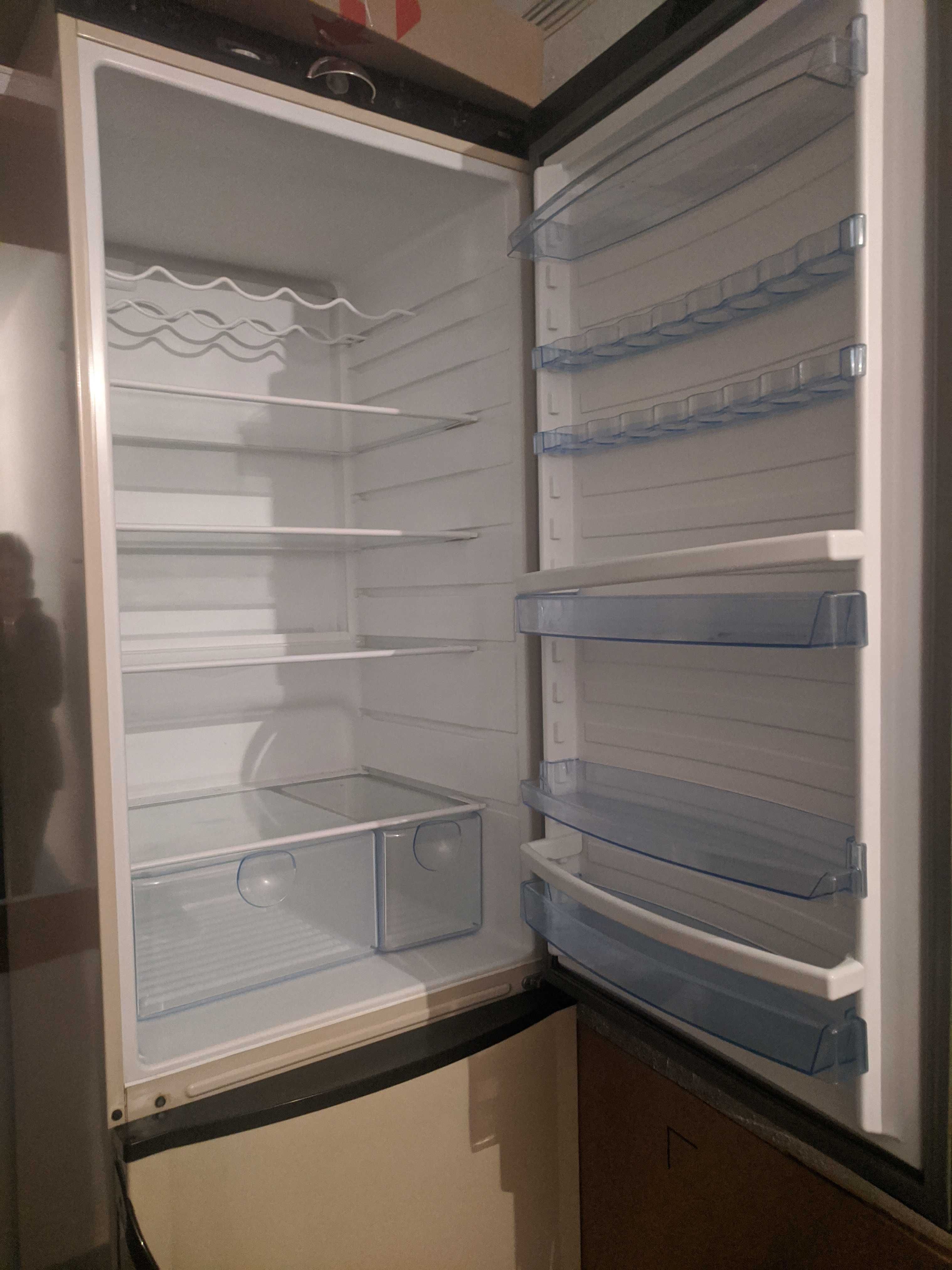 Холодильник двухкамерный Vestfrost.