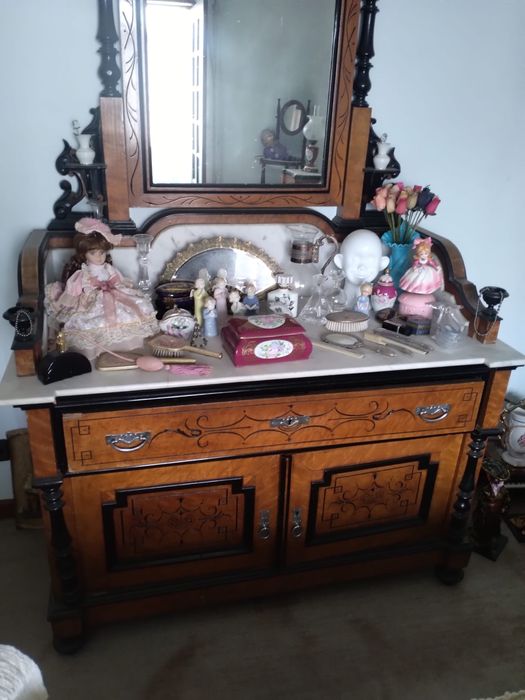 Mobiliário de quarto muito antigo