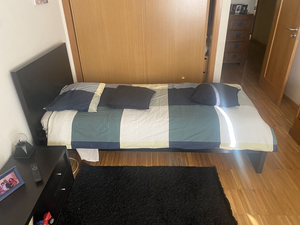 Cama individual com arrumação, otimo estado