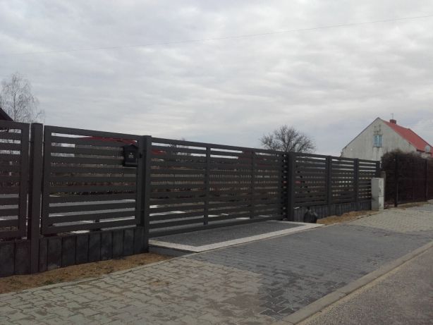 Brama  skrzydłowa żaluzjowa palisadowa ocynk mal.  proszkowo  z furtką