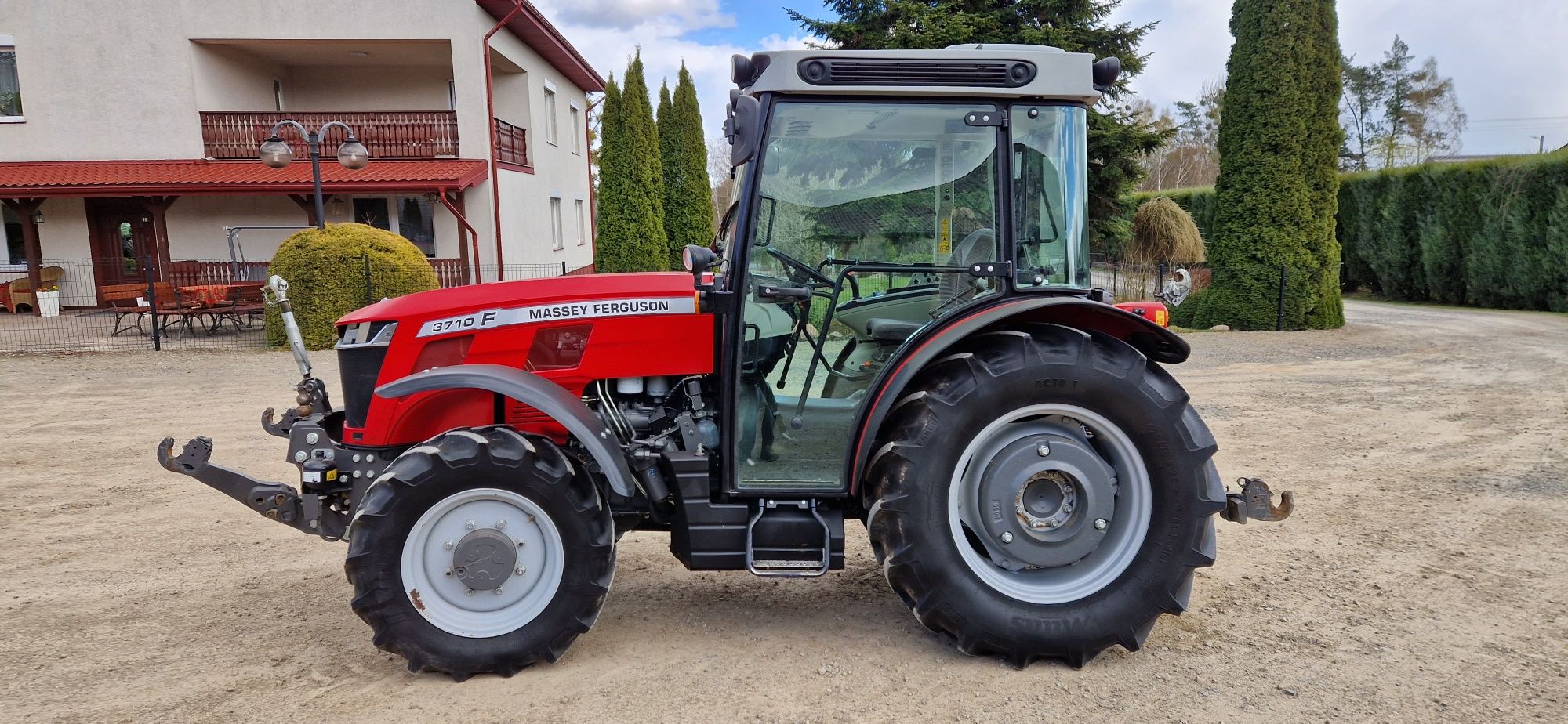 Ciągnik sadowniczy Massey Ferguson 3710F TUZ+WOM