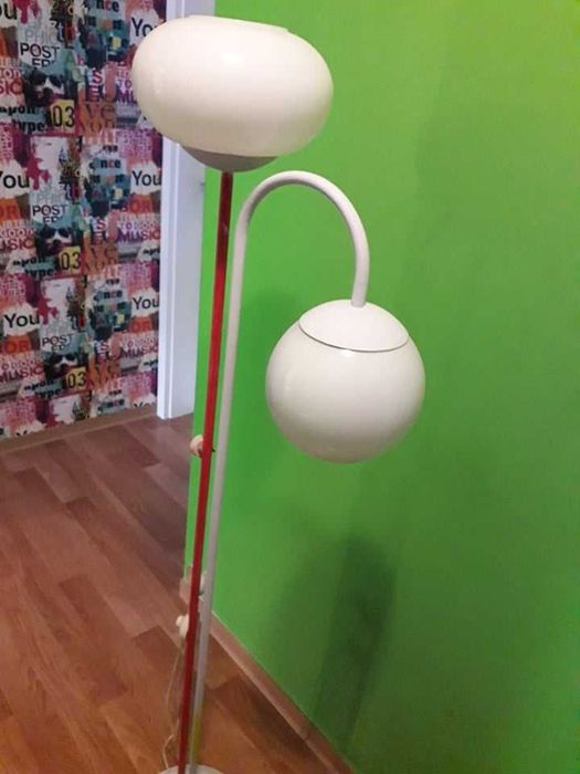 Lampa stojąca, stara do odnowienia, na 2 żarówki, klosze białe.