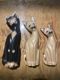 Trzy drewniane koty