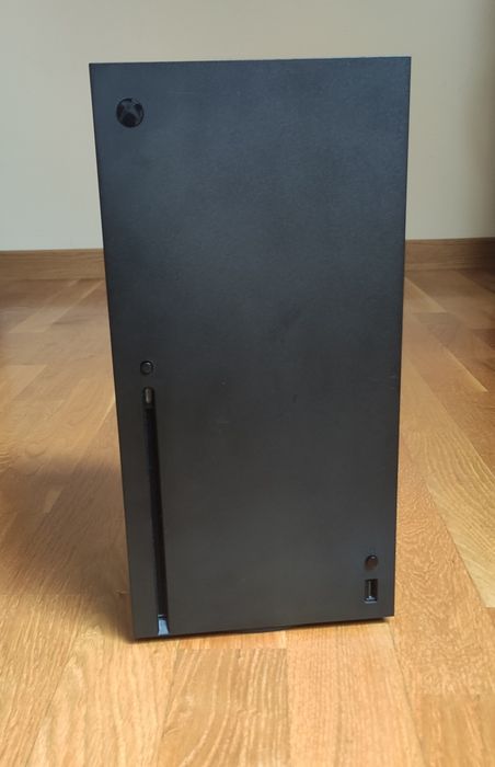 Xbox series X z kontrolerem