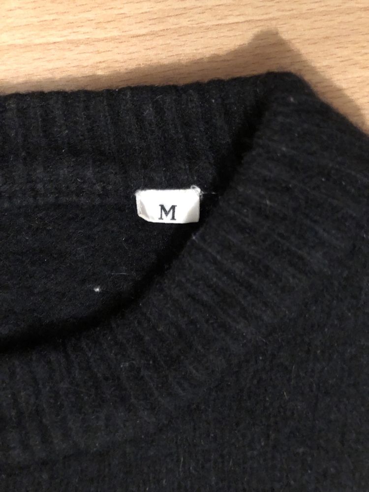 Czarny wełniany sweter z błyskotkami