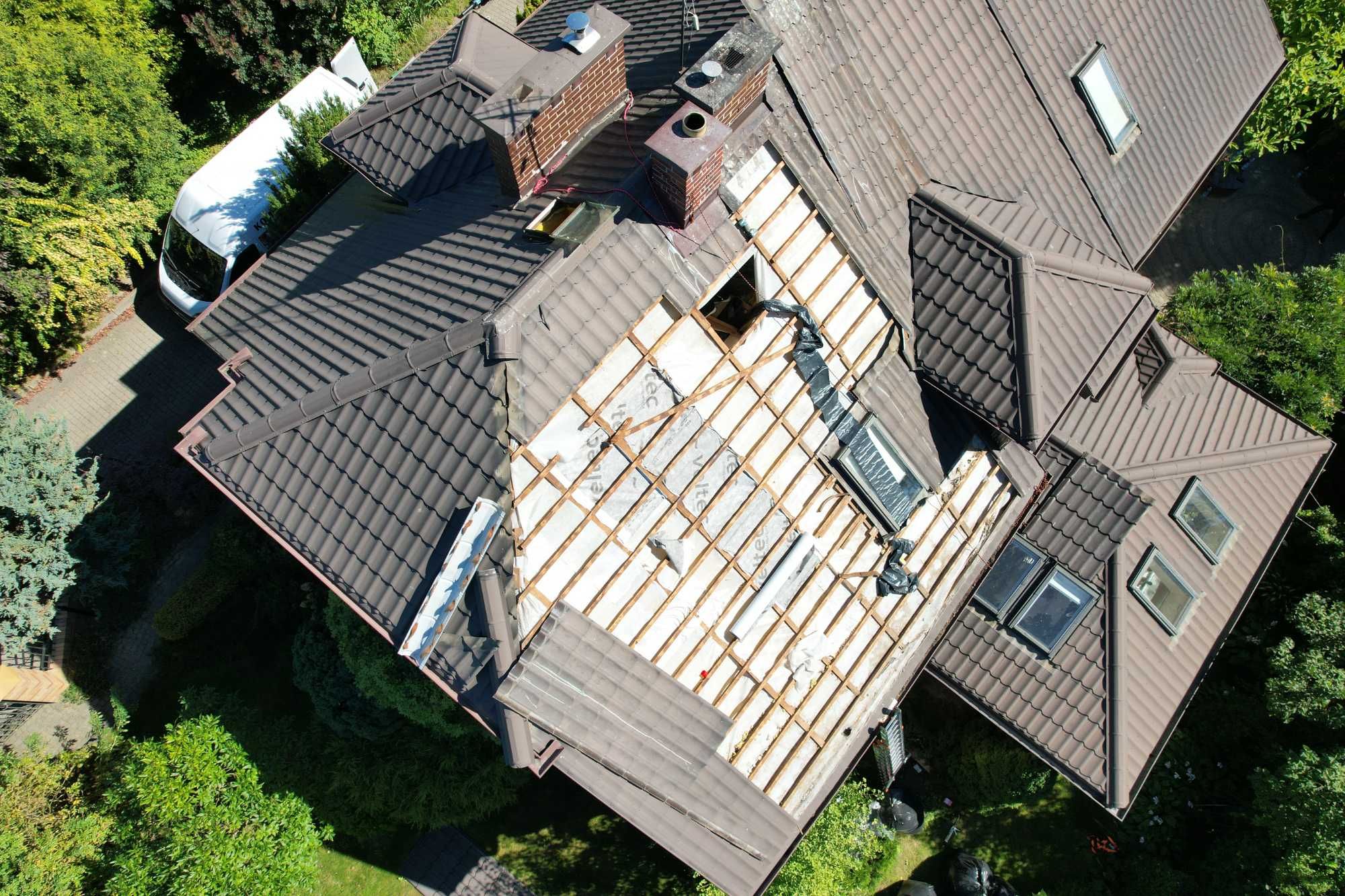 Naprawa dachu po kunie, naprawa izolacji po kunie, ocieplanie celulozą