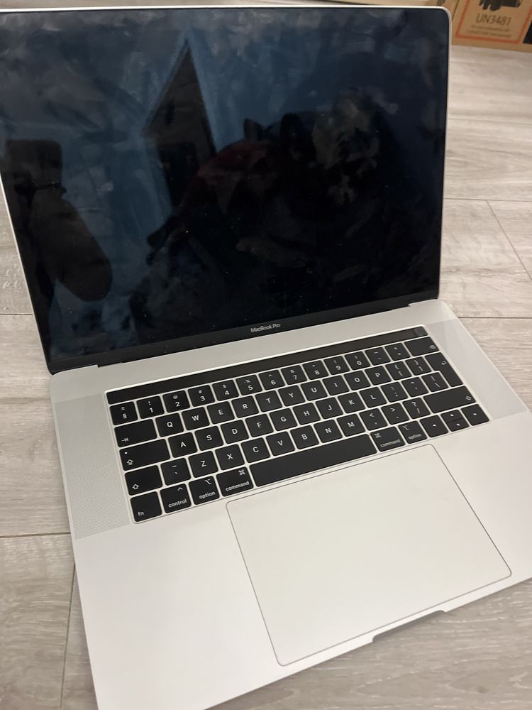 Sprzedam Macbook 15 pro 2018