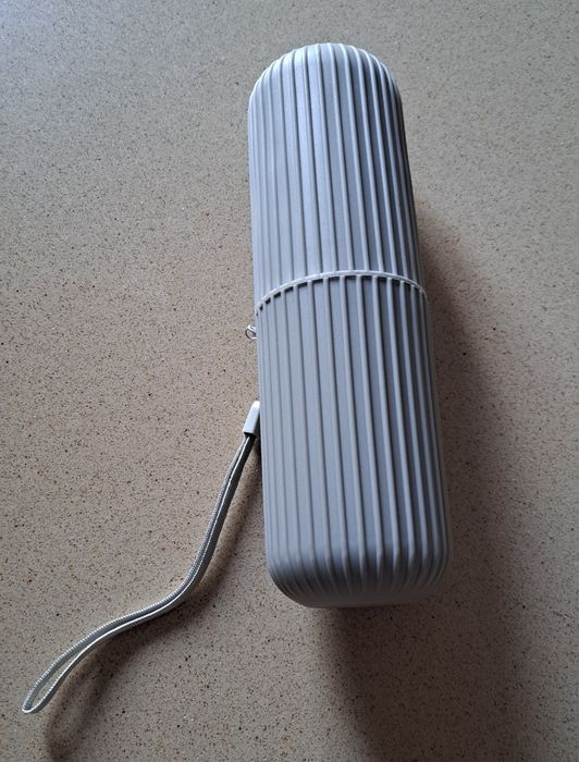 Caixa para escovas e pasta de dentes