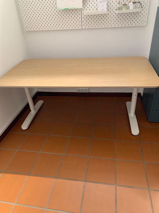 Mesa robusta ajustável em altura 160x80