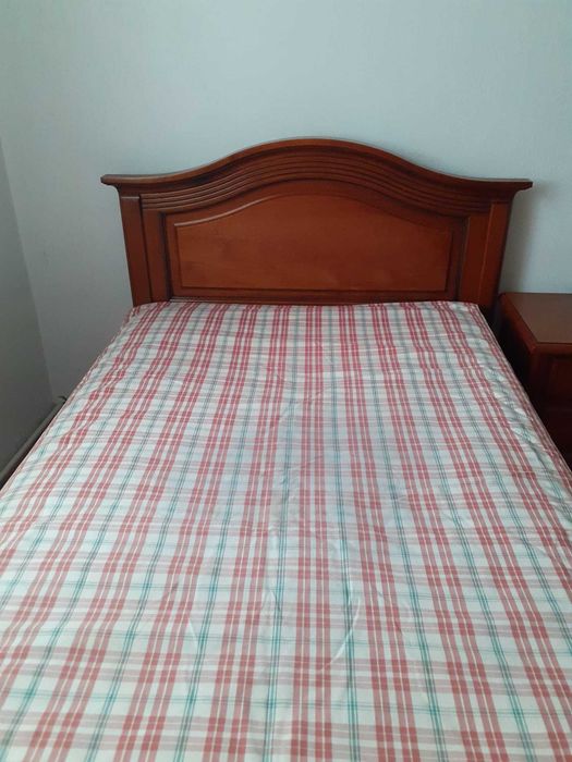 Mobilia de quarto em pinho de mel em excelente estado