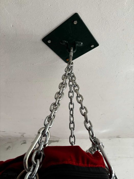 Worek treningowy- bokserski z zestawem mocującym.