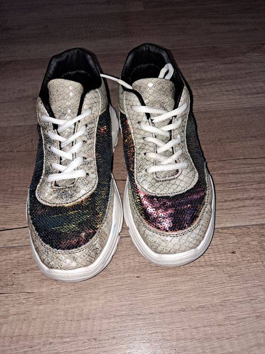 Sneakersy z cekinami na platformie