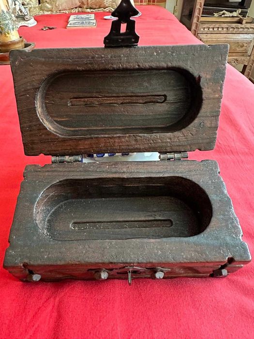 Baú em madeira de mesa