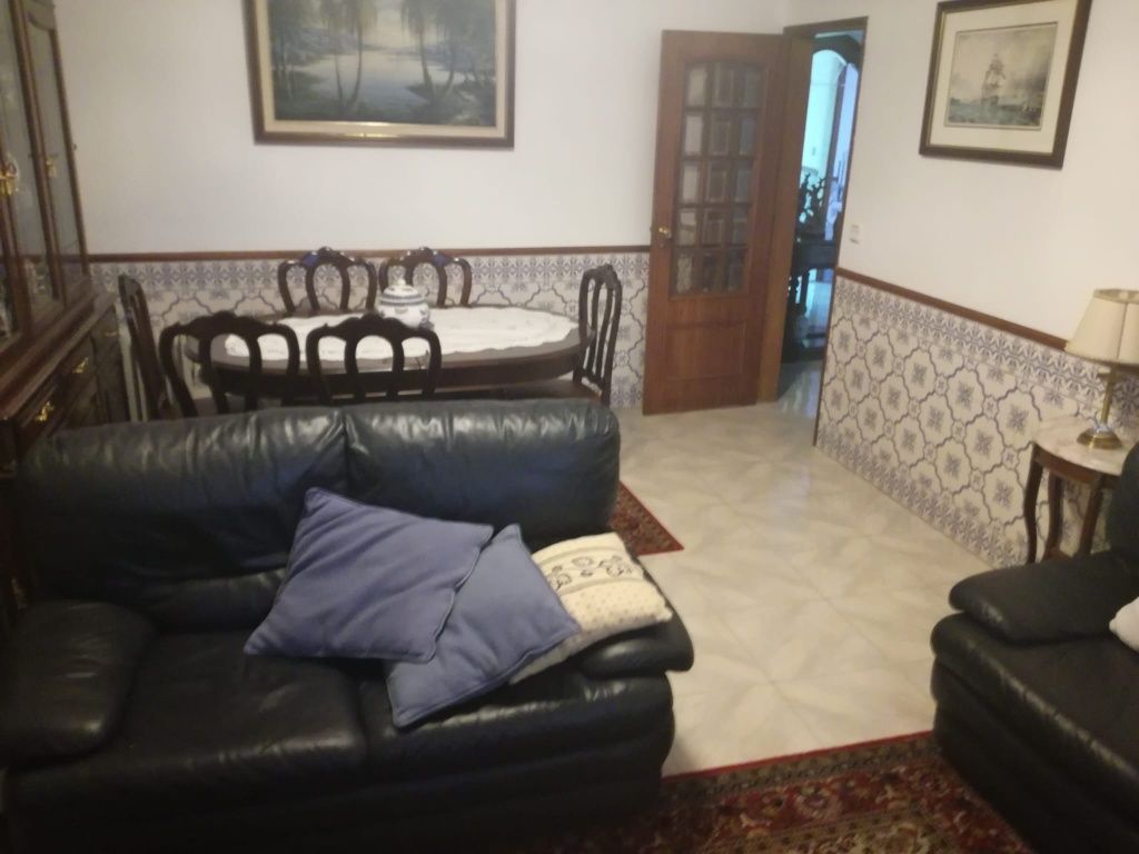 Alguga-se quarto só para senhoras