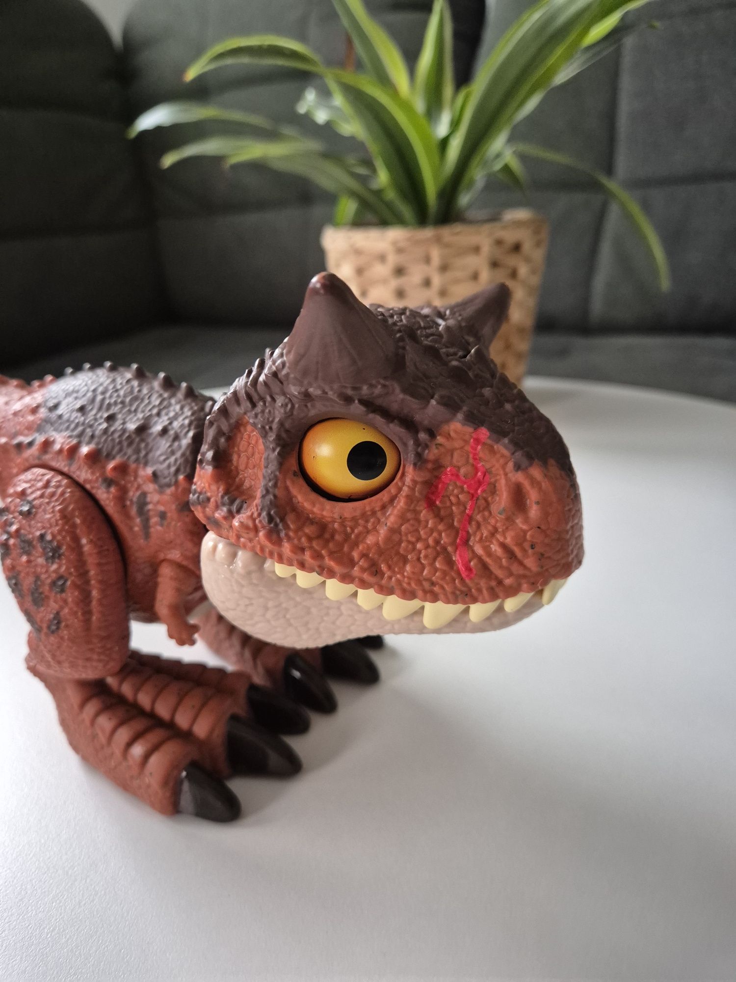 Dinozaur Carnotaurus Toro Karnotaur zabawka używana