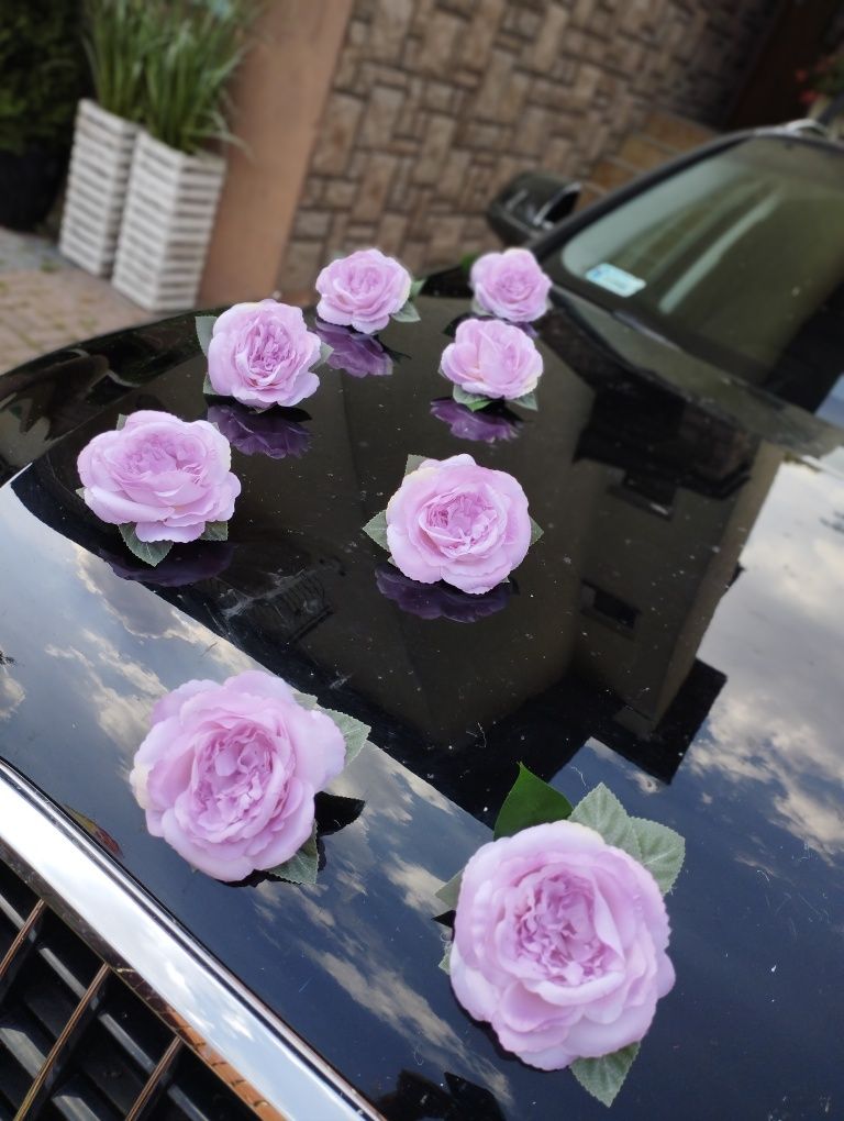 Nowa lawendowa dekoracja na auto do ślubu.
