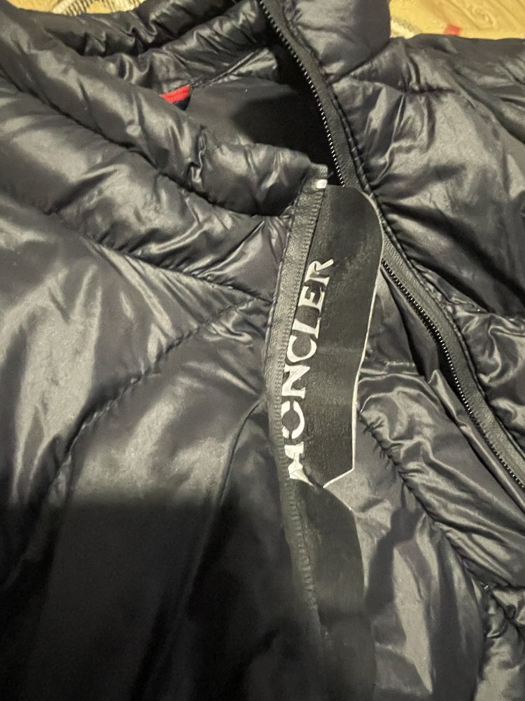 Курточка Moncler