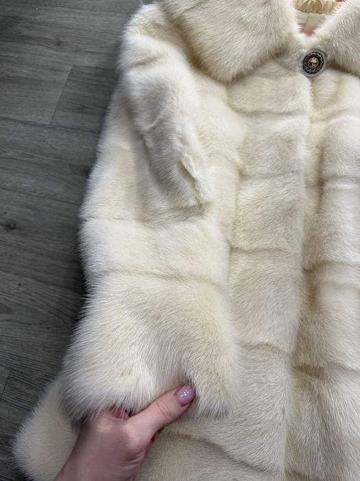 Продам шубу  норковую белый мех