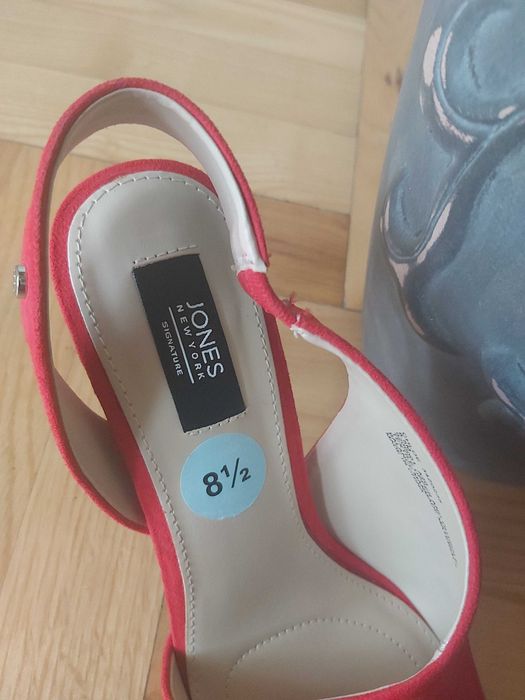 Czerwone buty na wysokim obcasie