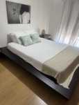 Cama de casal com colchão tamanho 160x200.
