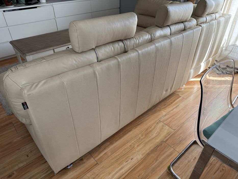 Sofa narożnik z funkcją spania i dwiema pufami