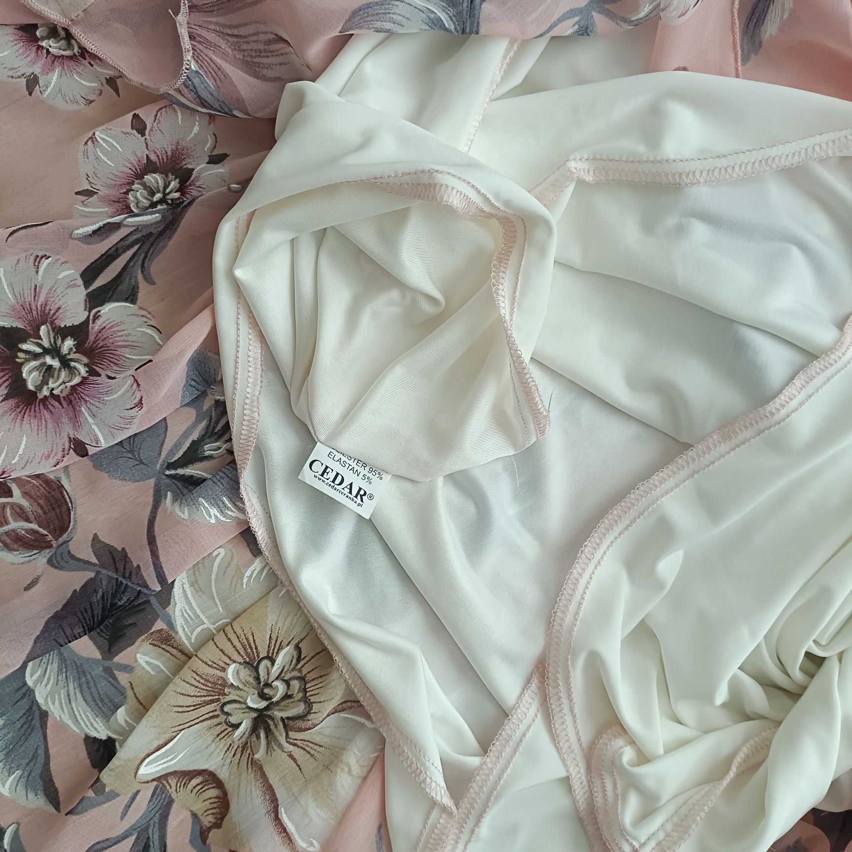 Pastelowa sukienka w kwiatowy wzór, z paskiem, rozmiar 44 / 2XL
