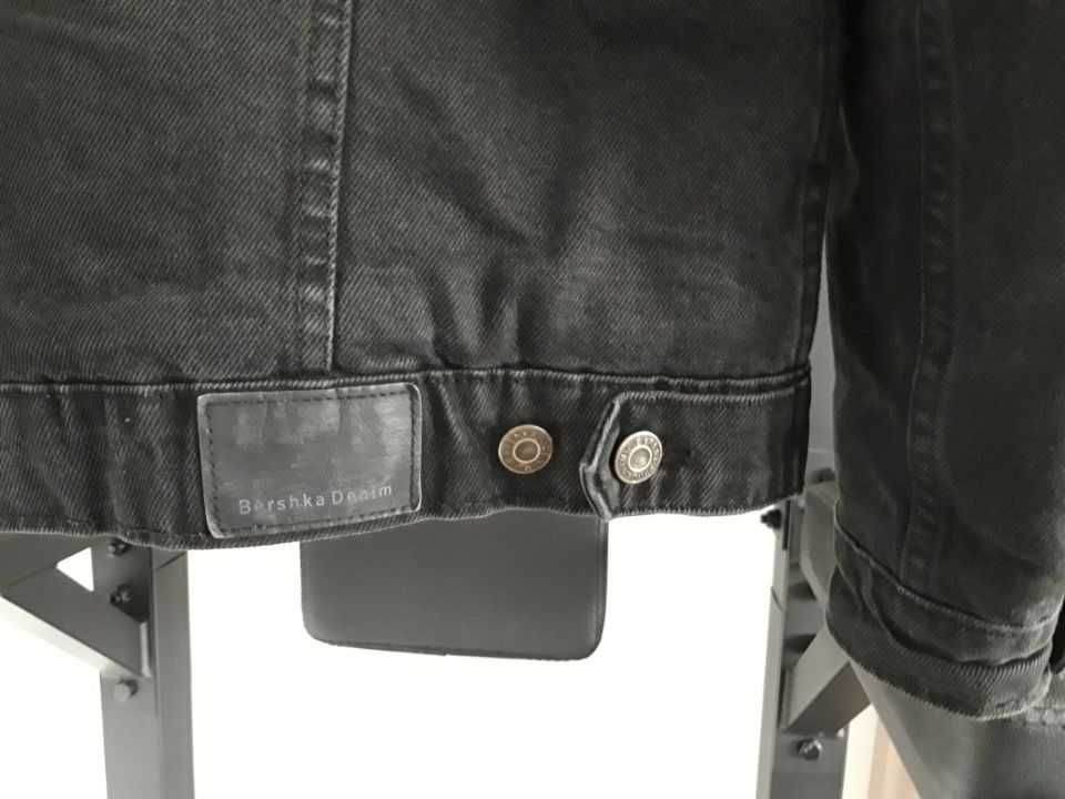 Czarna kurtka damska młodzieżowa jeans ocieplana barankiem Bershka r.S