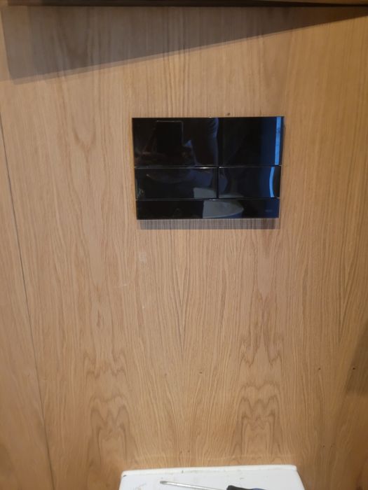 Hydraulik naprawa spłuczki podtynkowej wymiana syfonu przegląd kamera