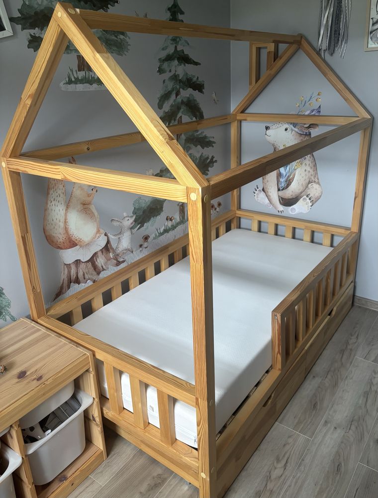 Łóżko domek drewniany z barierką plus szuflady