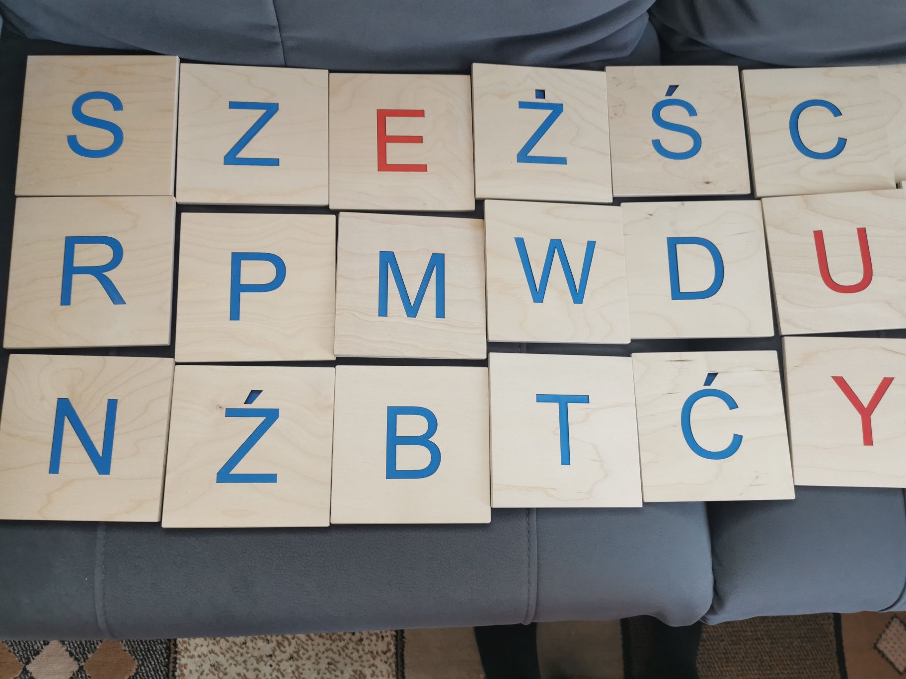 Litery rowkowane drukowane duże alfabet ruchomy Montessori