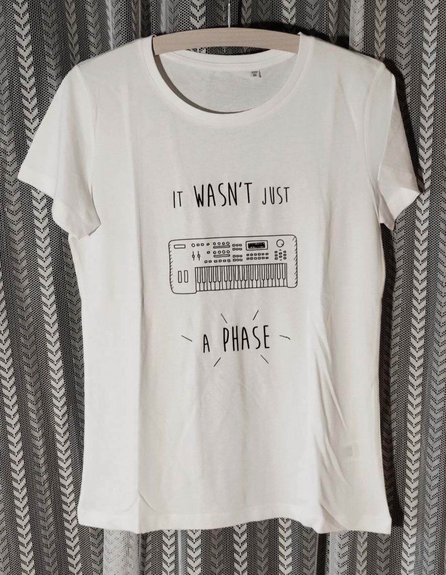 T-shirts "Não Era Apenas Uma Fase" brancas mulher II