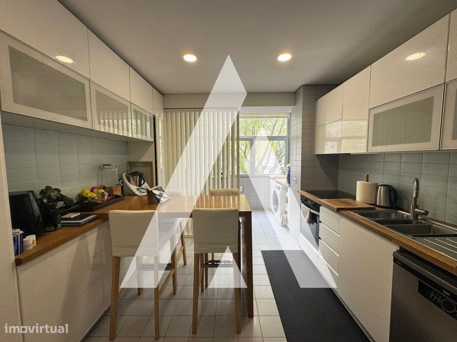 Apartamento T3 totalmente remodelado localizado no Bairro de Liceu