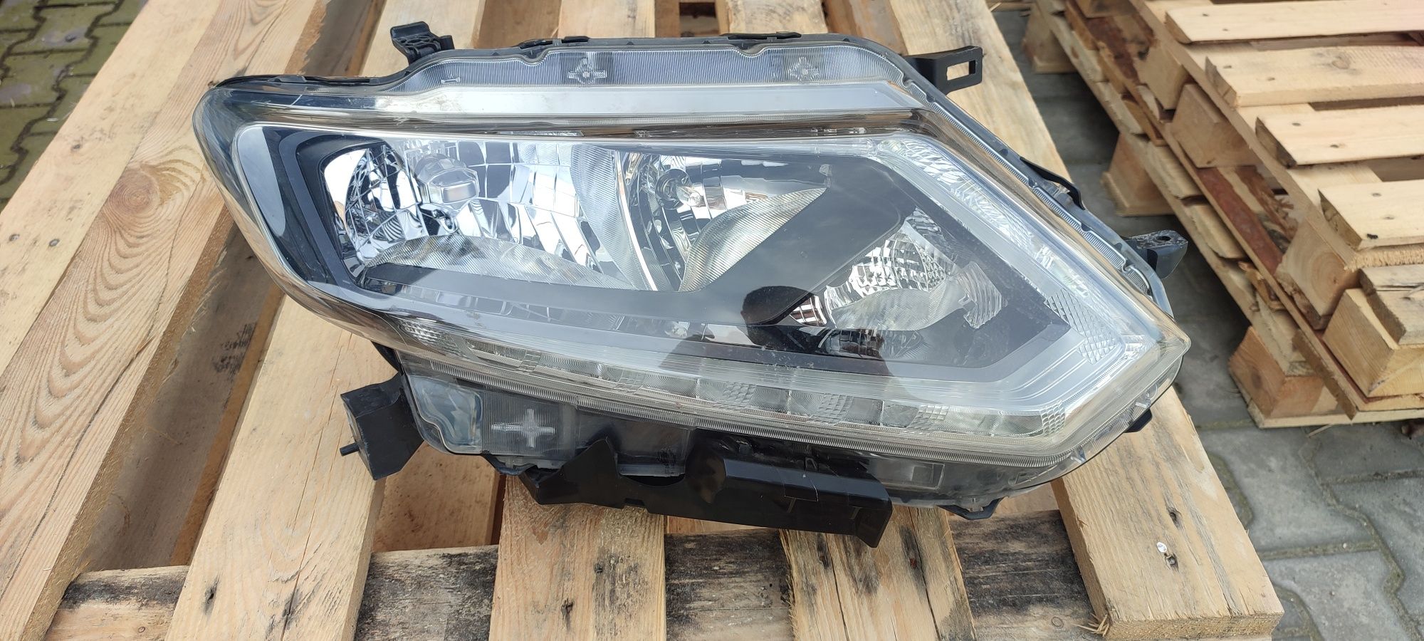 Lampa prawa nissan x trail t32