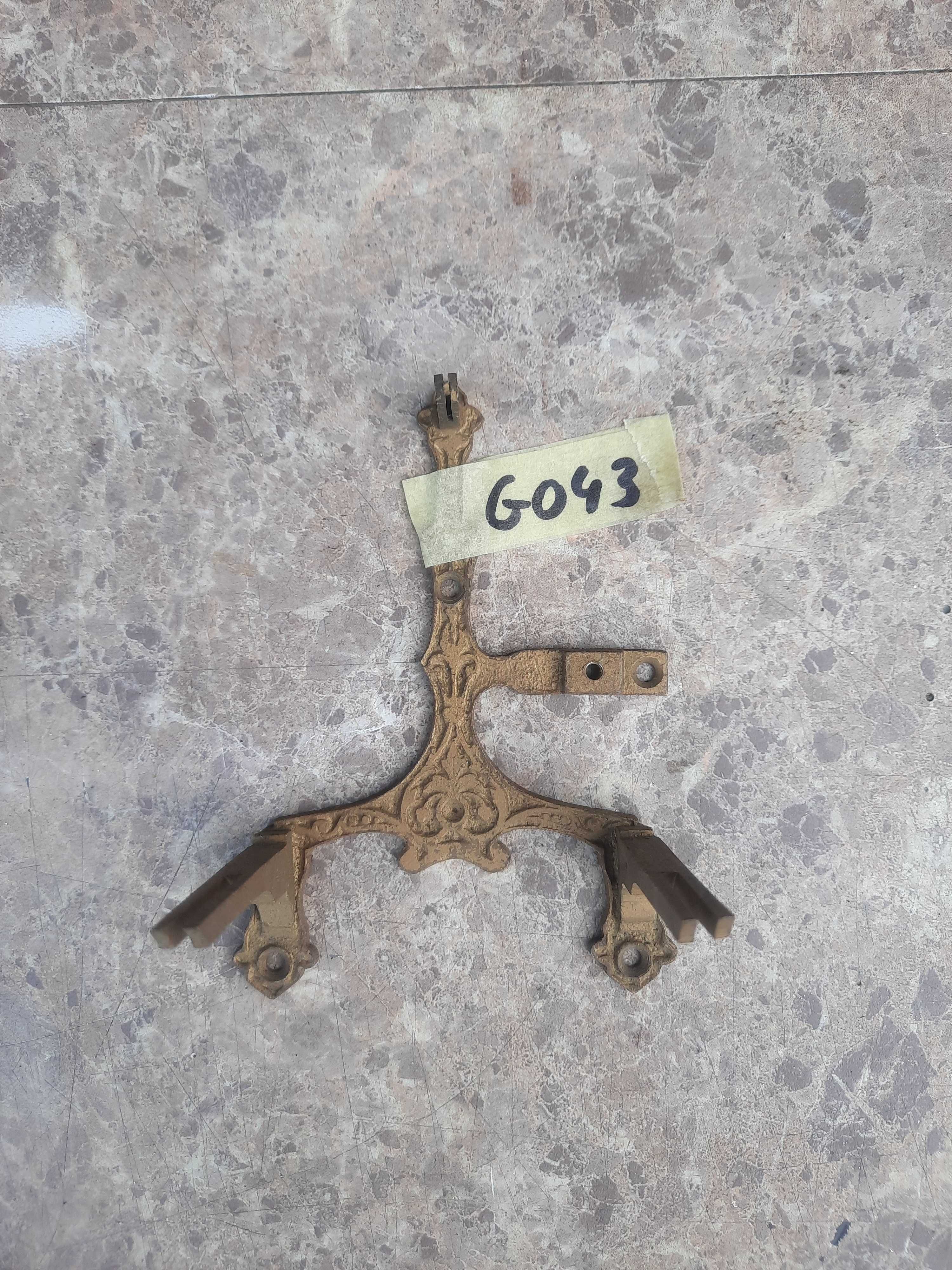 G043 Zdobione mocowanie mechanizmu gongu starego zegara