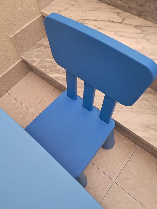 Mesa infantil com banco e cadeira