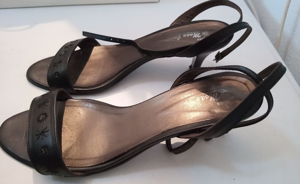 Sandálias e sapatos