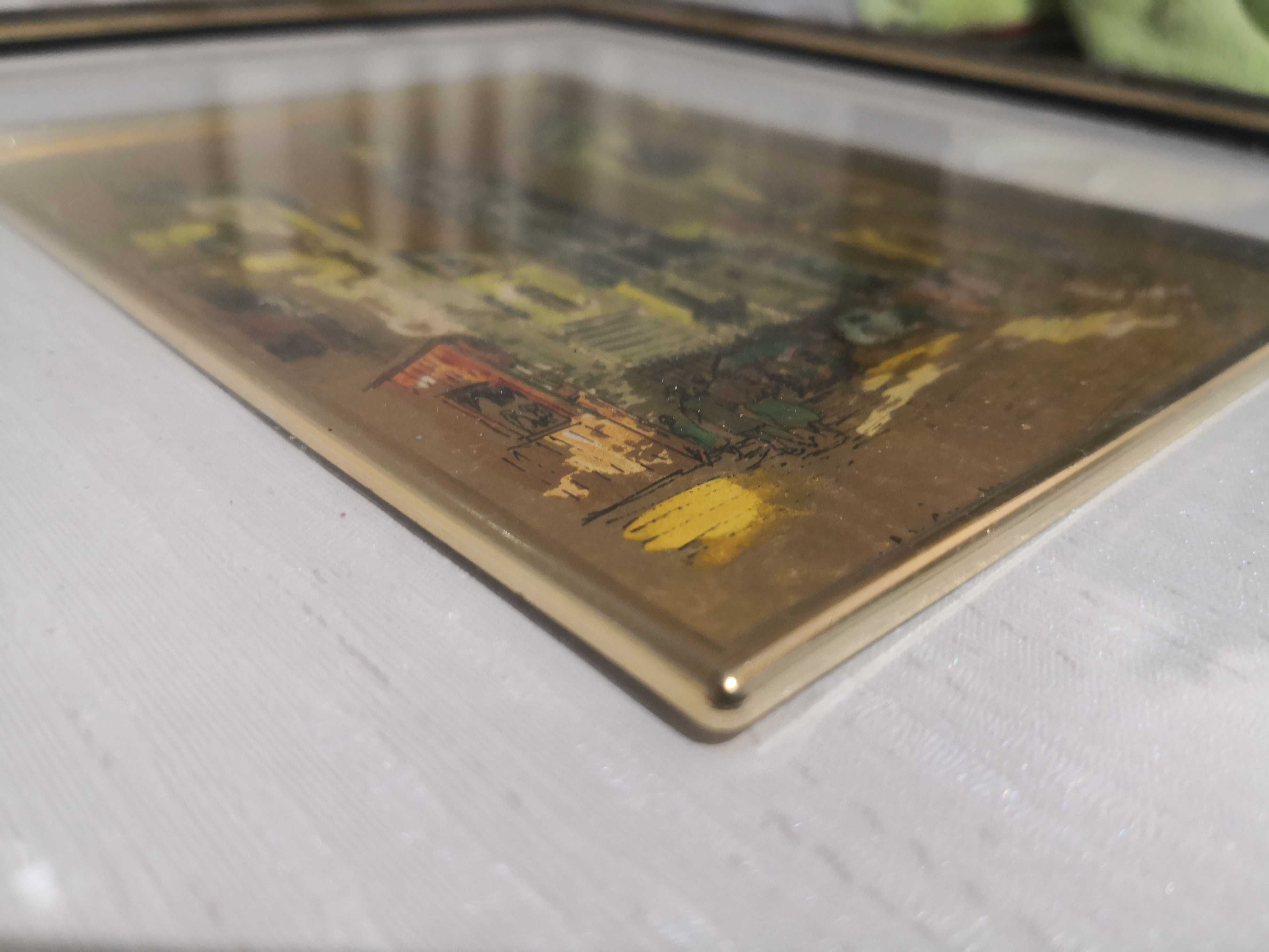 Quadros com gravuras de fundo dourado