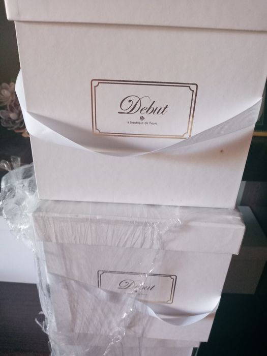 Коробка из белого прочного картона.