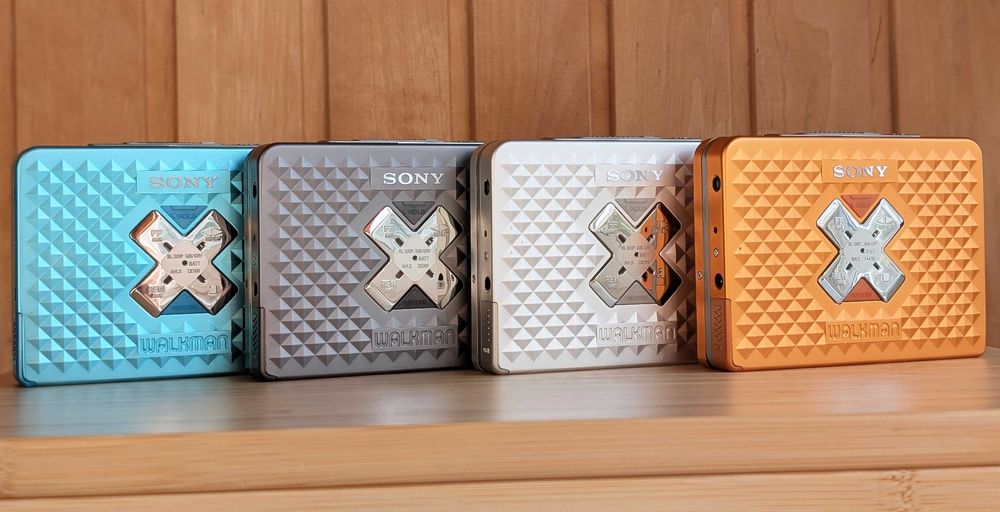 Захоплюючий касетний плеєр Sony Walkman WM-EX 655. Колекція кольорів