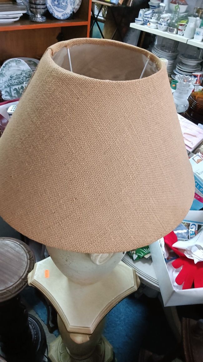 Candeeiro estilo antigo com coluna