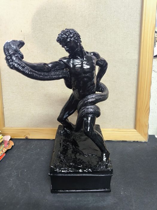 Estatua um atleta a lutar com Cobra