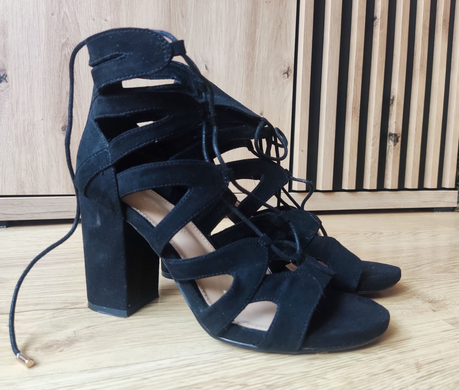Buty na słupku roz. 39