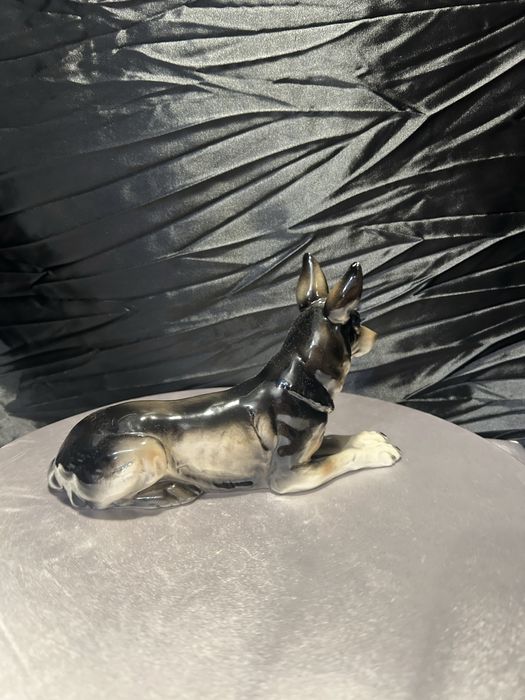Porcelanowa figurka psa – sygnowana – dekoracyjna i kolekcjonerska