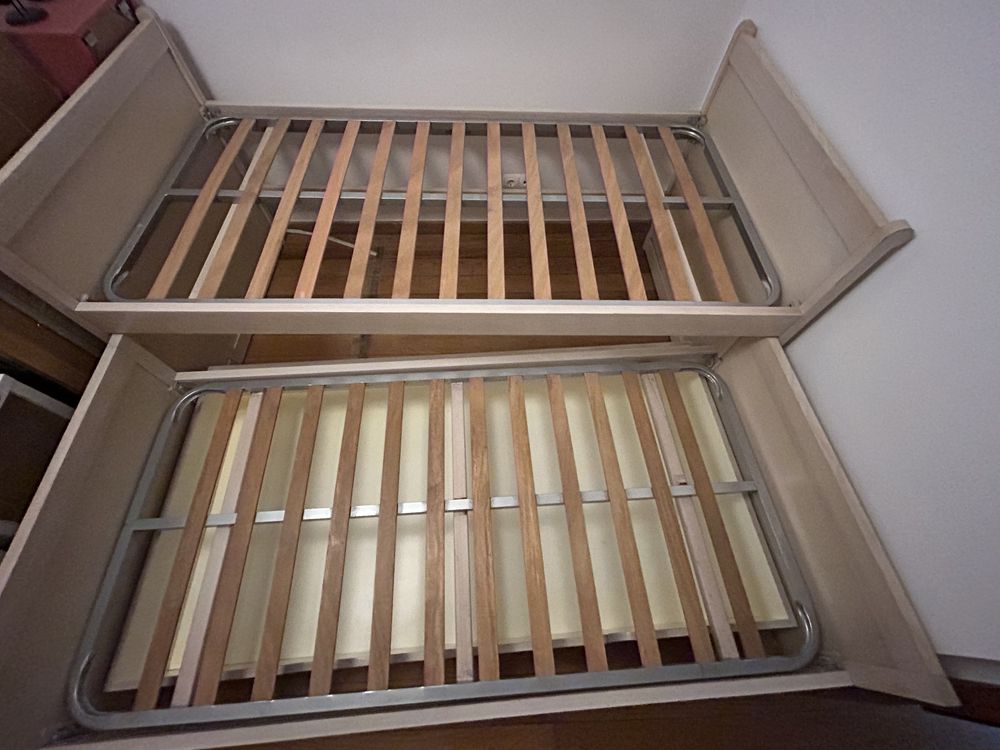 Cama tripla de madeira maçica  (duas camas + gavetão) + (dois colcoes)