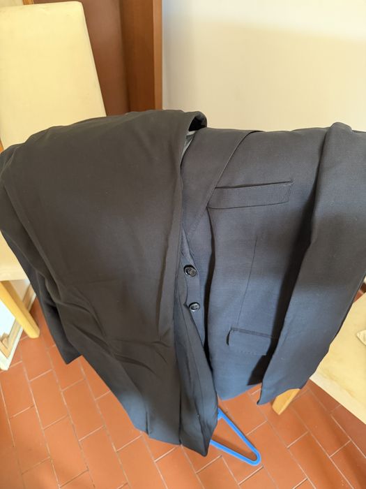 Fatos de homem, italianos. E calças façonable