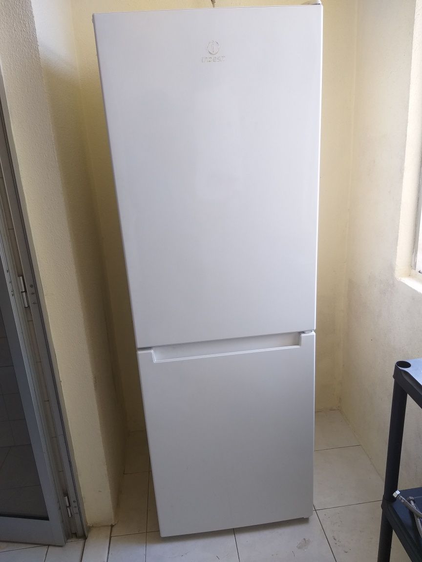 Frigorífico combinado INDESIT como novo impecável 1.89×66×60 cm ..