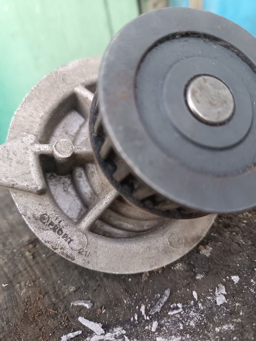 Помпа Опель кадет 1.8 бензин